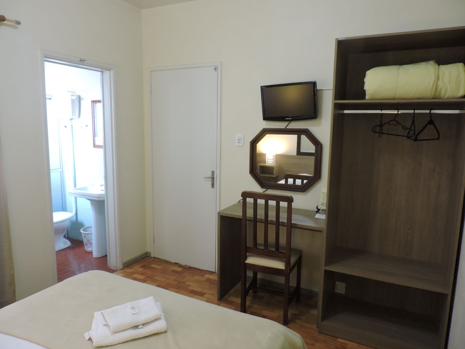 Apto com AR e TV_3.JPG